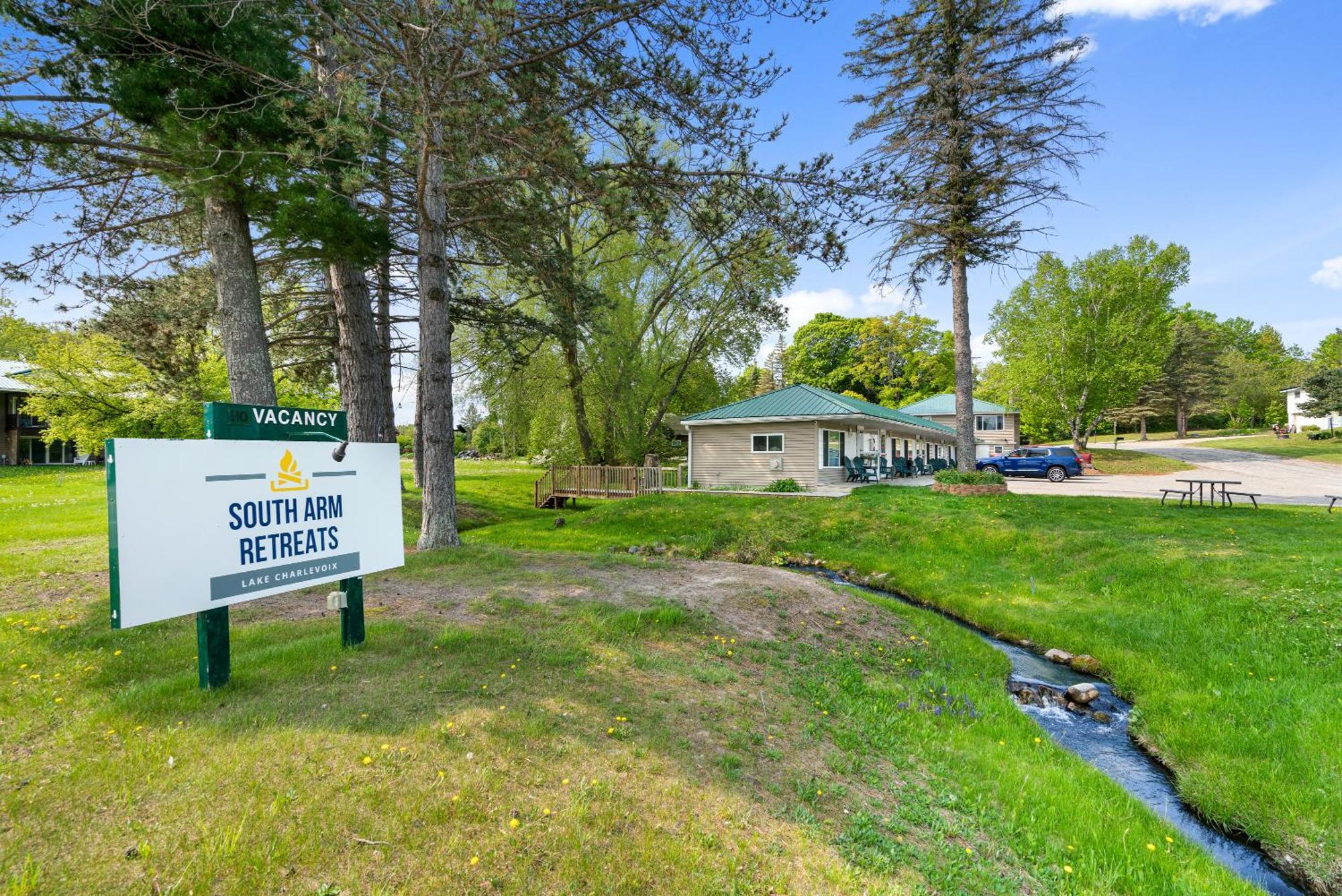 South Arm Retreats Motel East Jordan Eksteriør bilde