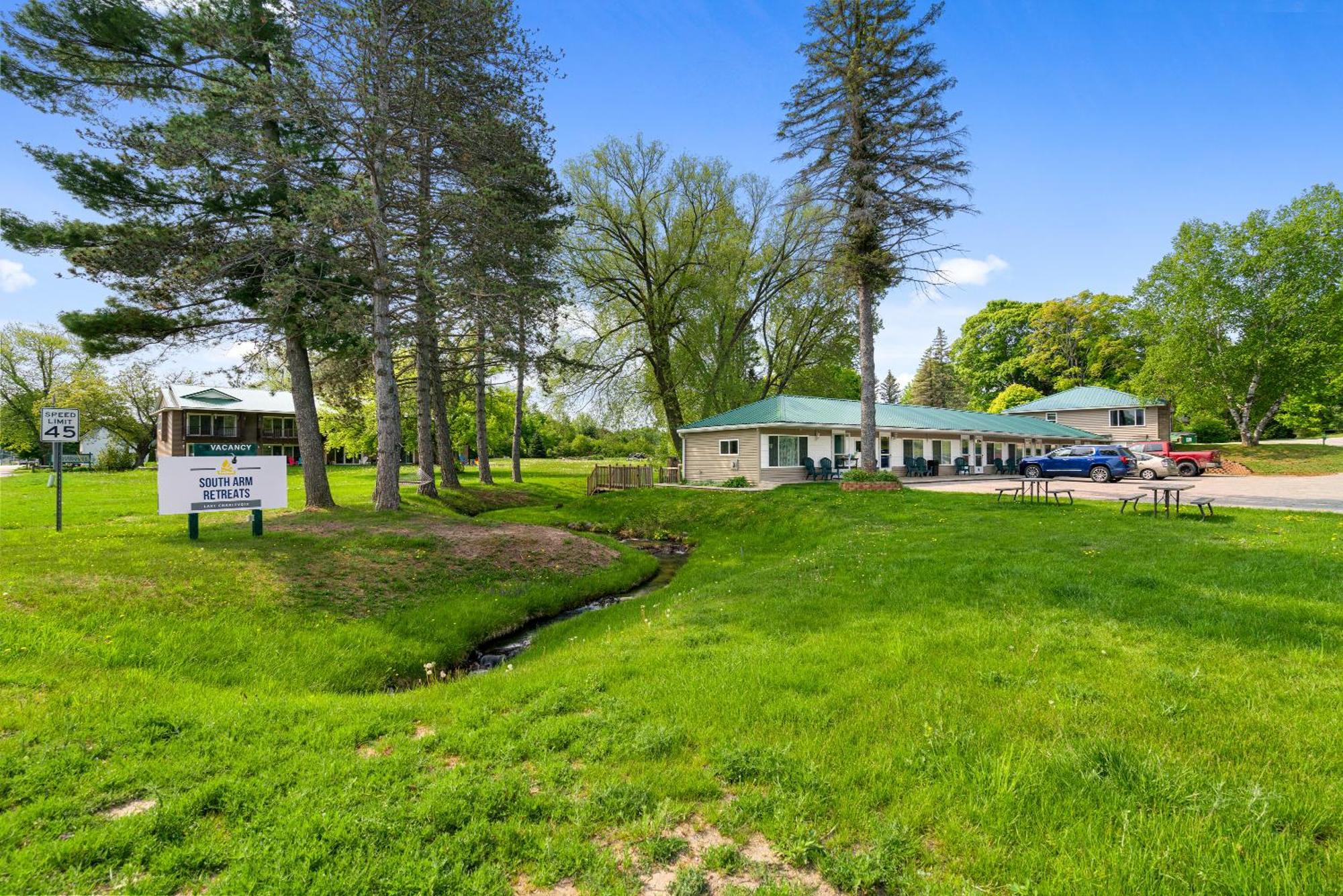 South Arm Retreats Motel East Jordan Eksteriør bilde